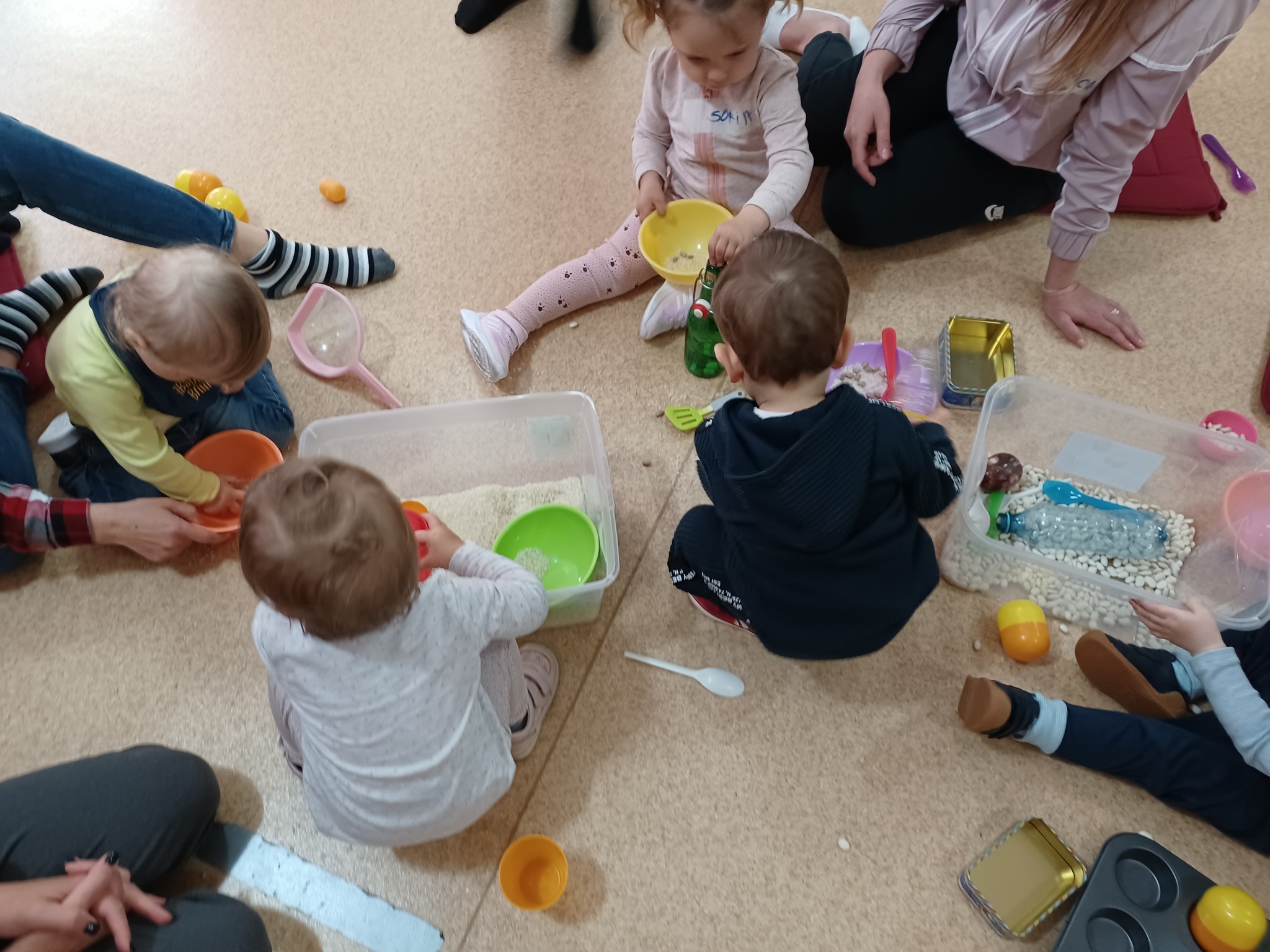 REȚETE PRACTICE DE JOCURI SI ACTIVITĂȚI SENZORIALE PENTRU COPII SUB 3 ANI